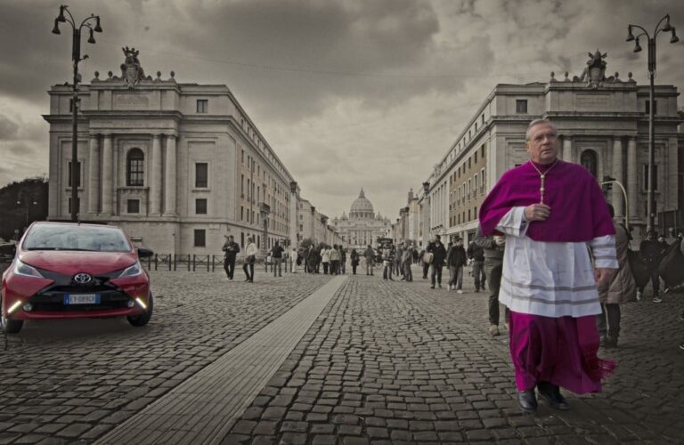 Sguardo centrato tra cortina urbana e cupola Vaticana in bianco e nero parziale