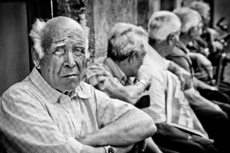 Ritratto in bianco e nero: memoria e distanza tra volti e attesa