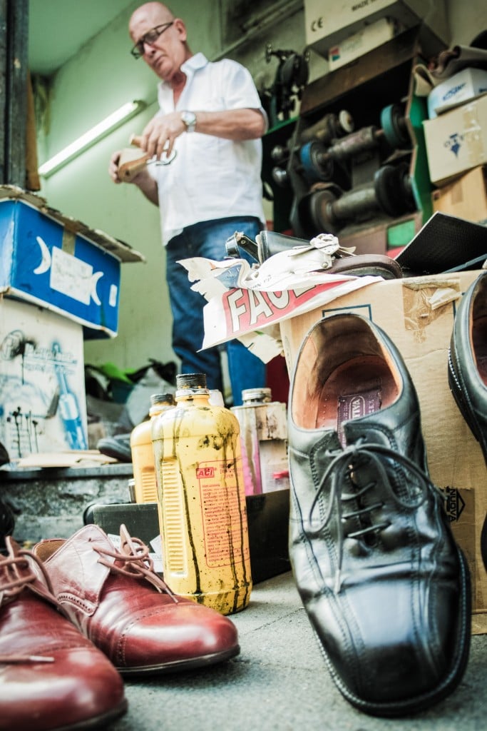 Lavoro, dettagli e quieta narrativa: calzolaio e scarpe in primo piano