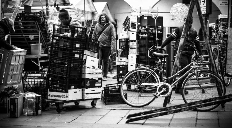 Dettagli in bilico tra ordine e caos: una street quotidiana in bianco e nero