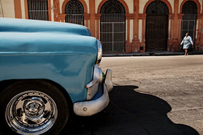Colores de Cuba: contrasti tra blu patinato, rosso d’intonaco e figura in controluce