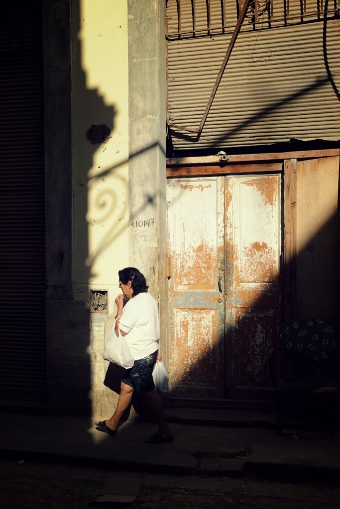 Calle Habana: luce diagonale, corpo in equilibrio tra ombra e calore urbano
