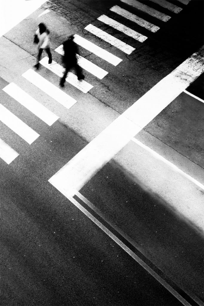 Scambio di vite: geometria, movimento e bianco e nero in un incrocio urbano