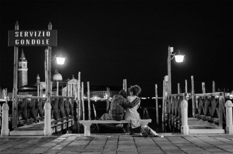 Intimità in bianco e nero tra passerelle e notte urbana