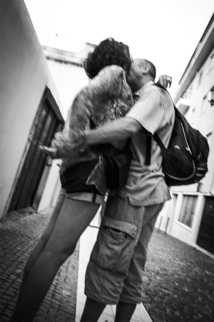 Passione in bianco e nero: movimento, abbraccio e urbano