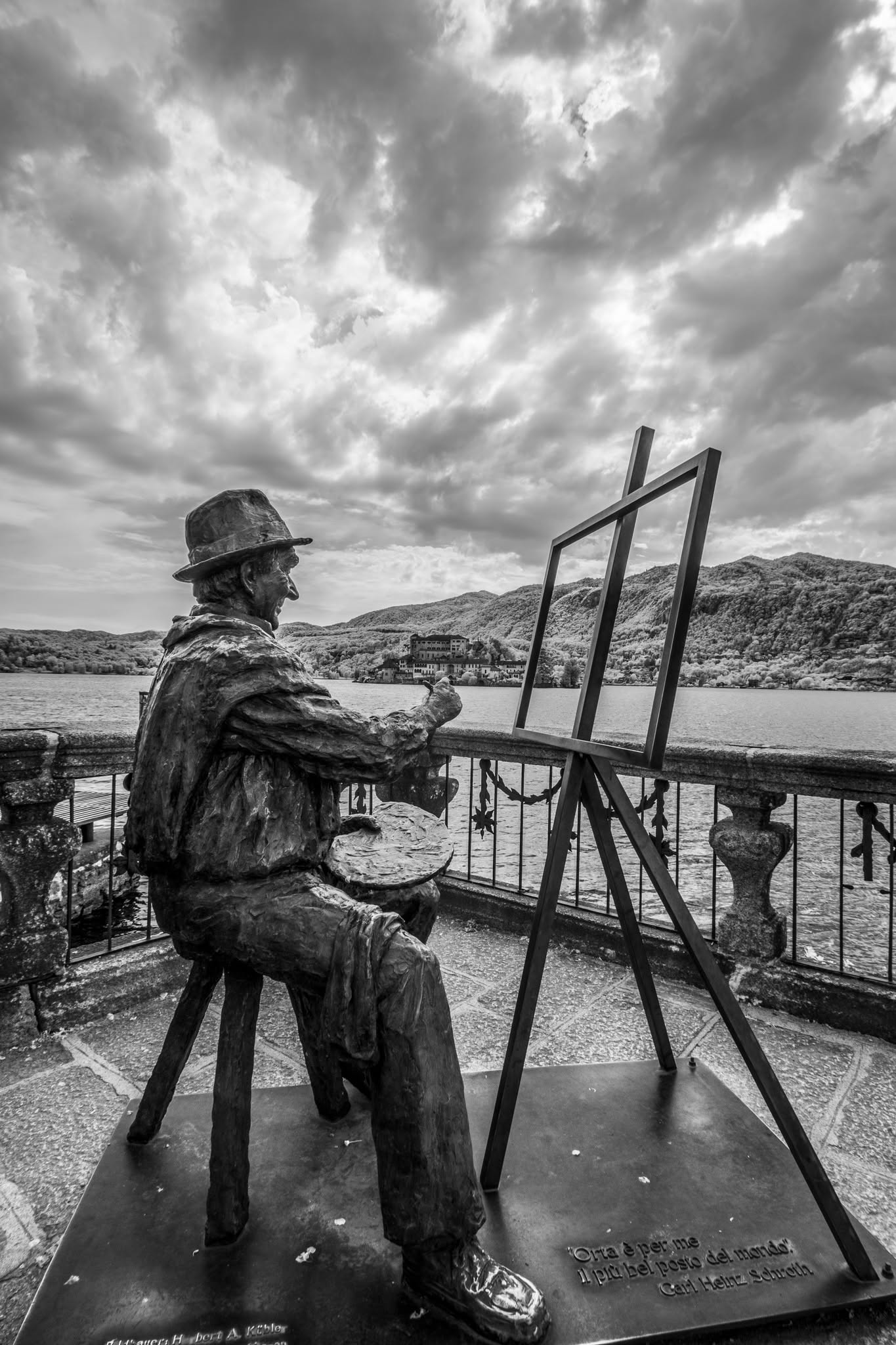 Orta San Giulio: dialogo tra statua e paesaggio in bianco e nero